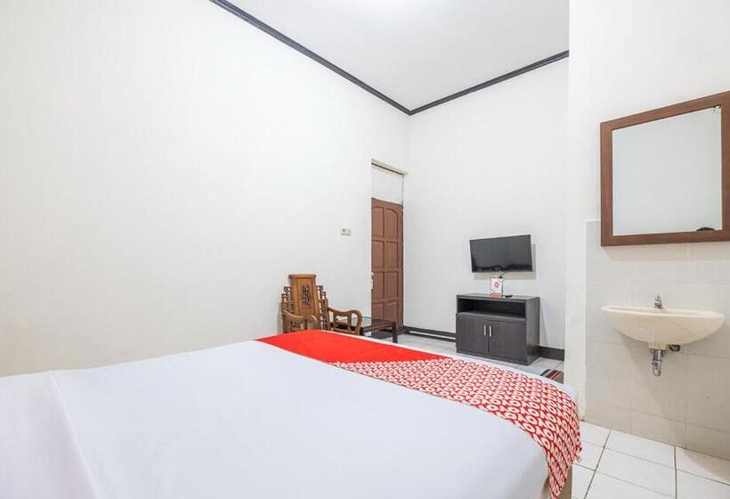 Super Oyo 2703 Hotel Transit 1