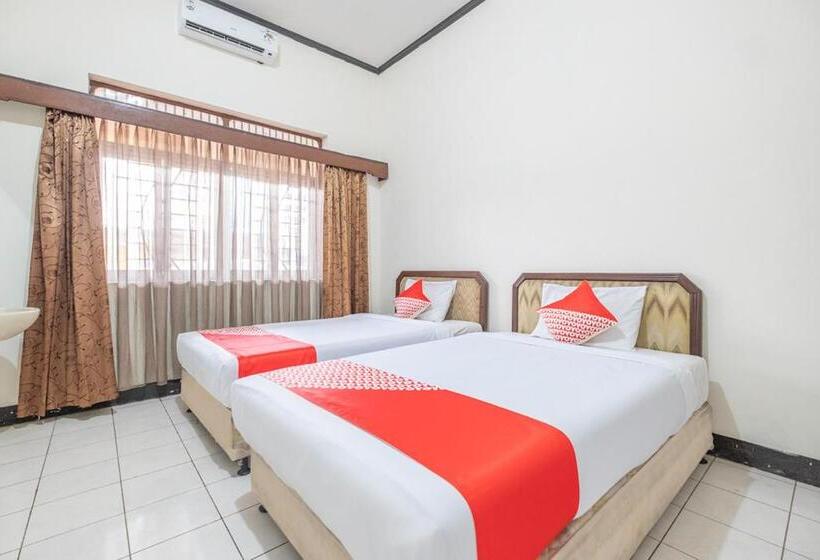 Super Oyo 2703 Hotel Transit 1