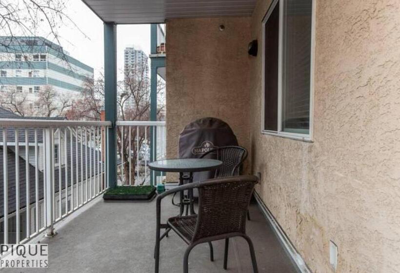 The Neon Palace   Kingbed   Fireplace   Netflix   Ug Park