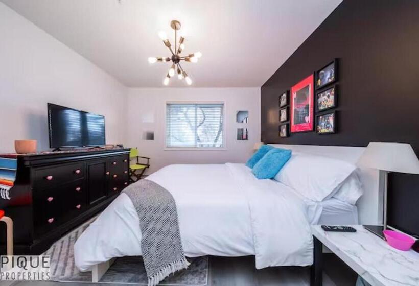 The Neon Palace   Kingbed   Fireplace   Netflix   Ug Park