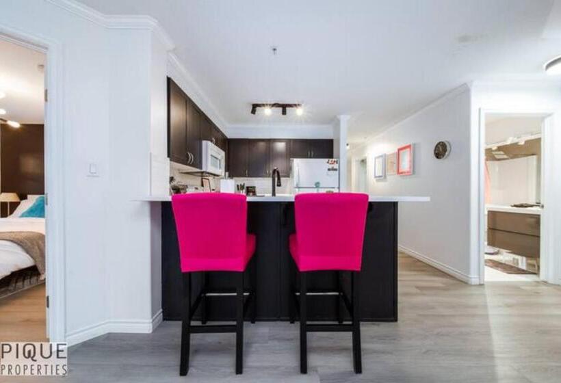 The Neon Palace   Kingbed   Fireplace   Netflix   Ug Park