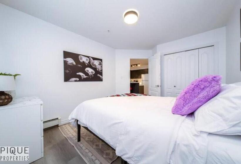 The Neon Palace   Kingbed   Fireplace   Netflix   Ug Park