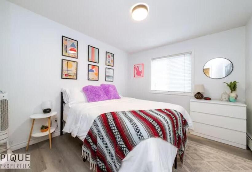 The Neon Palace   Kingbed   Fireplace   Netflix   Ug Park