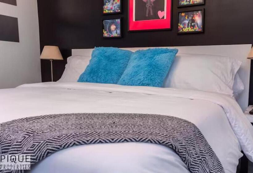 The Neon Palace   Kingbed   Fireplace   Netflix   Ug Park