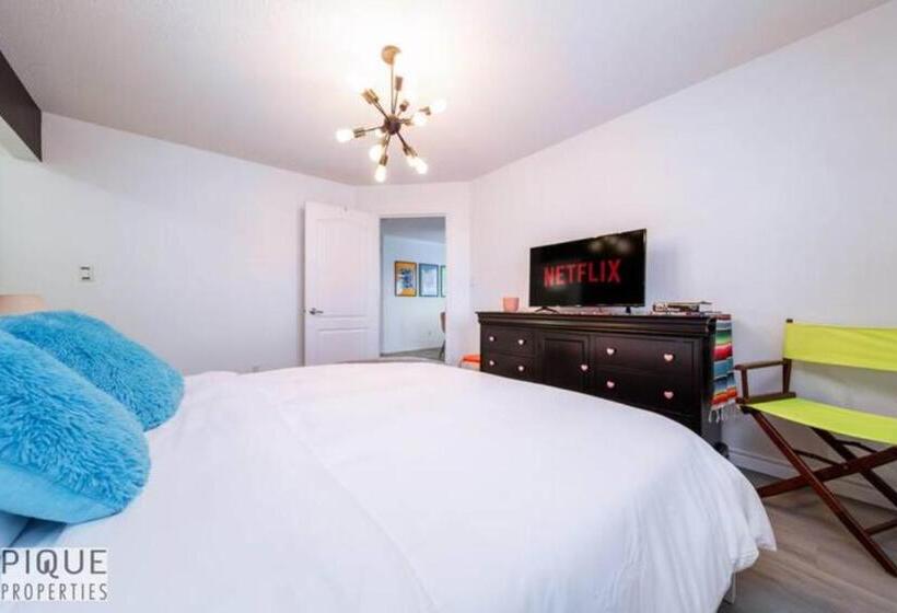 The Neon Palace   Kingbed   Fireplace   Netflix   Ug Park