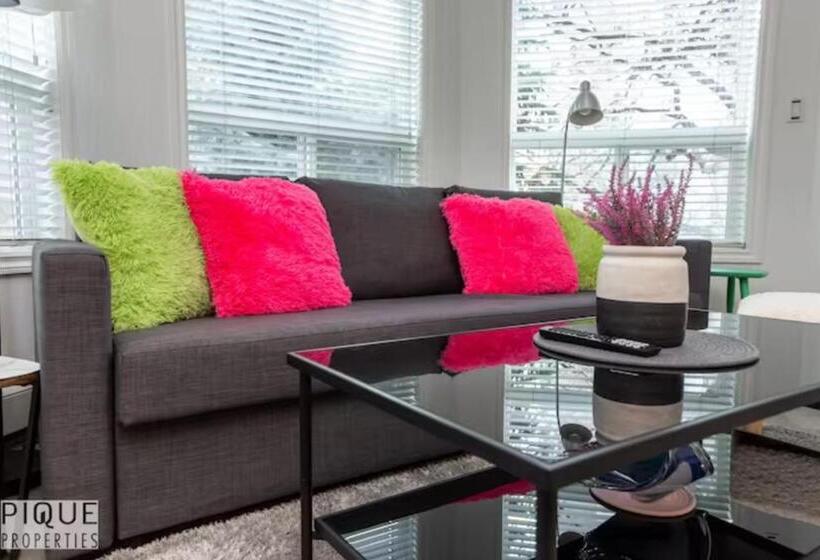 The Neon Palace   Kingbed   Fireplace   Netflix   Ug Park