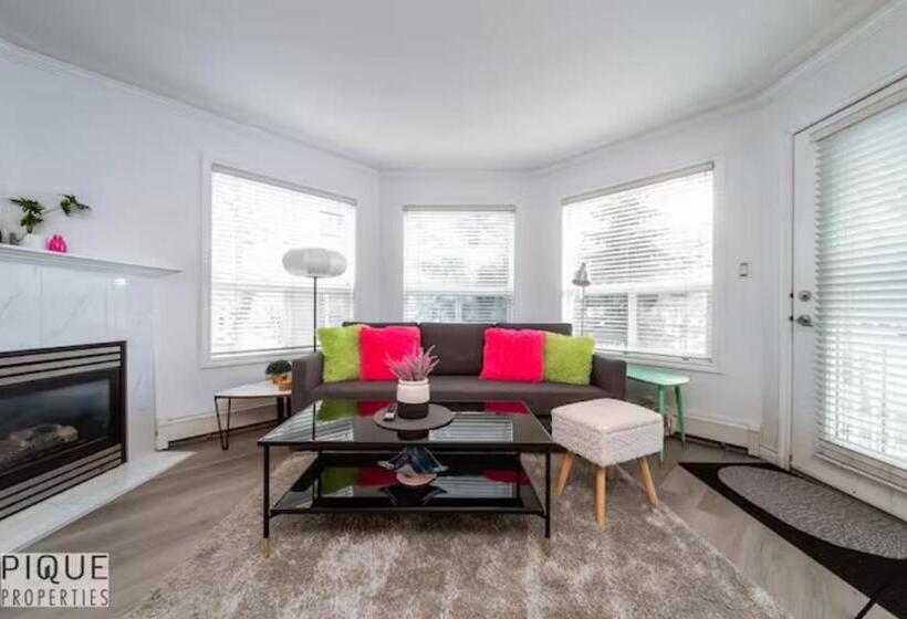 The Neon Palace   Kingbed   Fireplace   Netflix   Ug Park