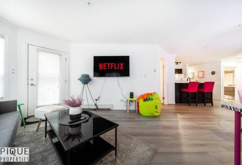 The Neon Palace   Kingbed   Fireplace   Netflix   Ug Park