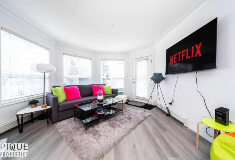 The Neon Palace   Kingbed   Fireplace   Netflix   Ug Park