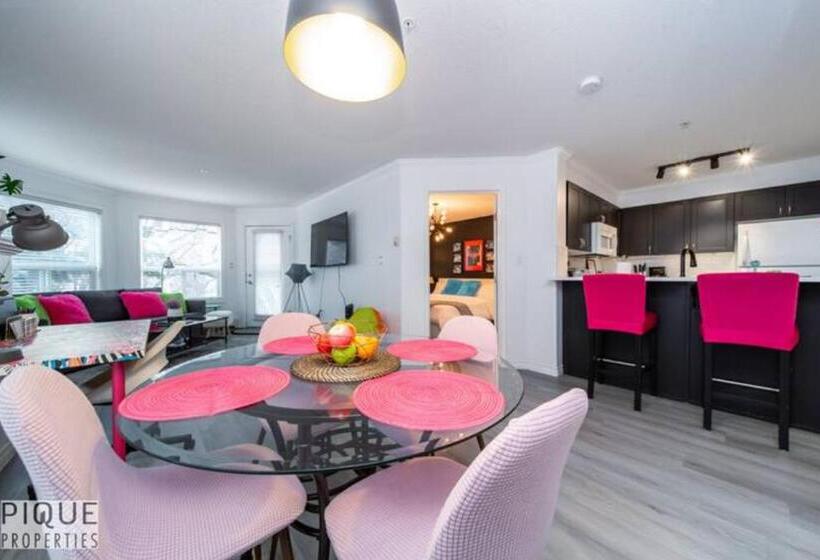 The Neon Palace   Kingbed   Fireplace   Netflix   Ug Park