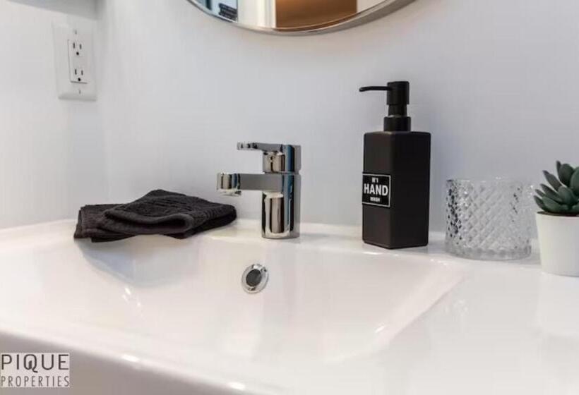 The Neon Palace   Kingbed   Fireplace   Netflix   Ug Park