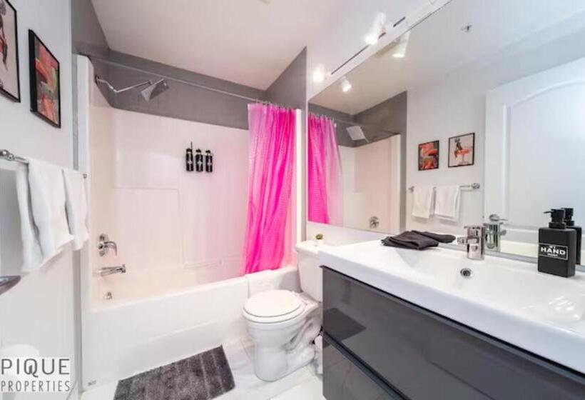 The Neon Palace   Kingbed   Fireplace   Netflix   Ug Park