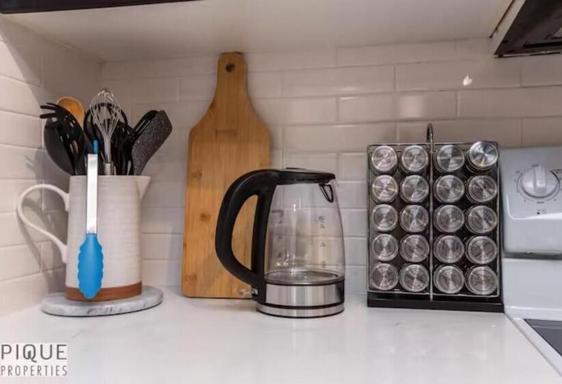 The Neon Palace   Kingbed   Fireplace   Netflix   Ug Park