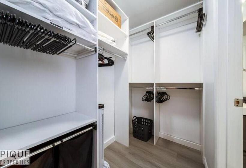 The Neon Palace   Kingbed   Fireplace   Netflix   Ug Park