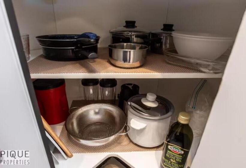 The Neon Palace   Kingbed   Fireplace   Netflix   Ug Park