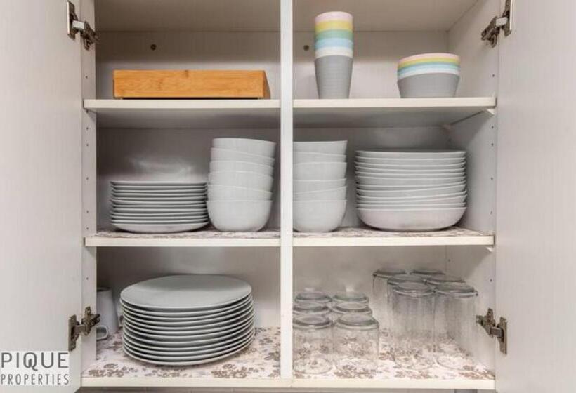 The Neon Palace   Kingbed   Fireplace   Netflix   Ug Park