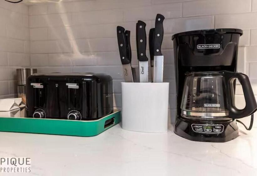 The Neon Palace   Kingbed   Fireplace   Netflix   Ug Park