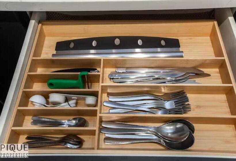 The Neon Palace   Kingbed   Fireplace   Netflix   Ug Park