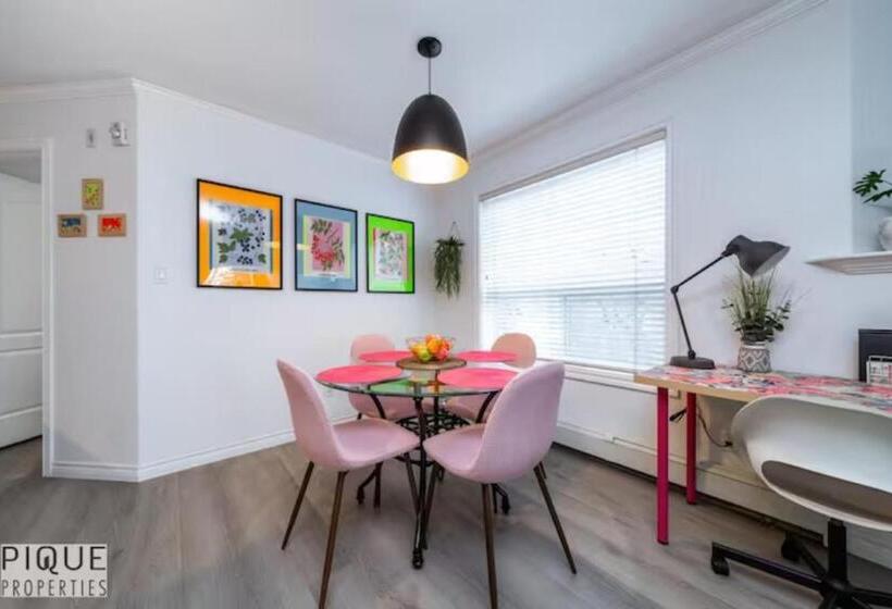 The Neon Palace   Kingbed   Fireplace   Netflix   Ug Park