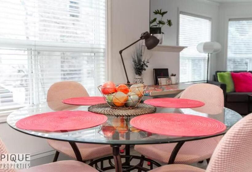 The Neon Palace   Kingbed   Fireplace   Netflix   Ug Park