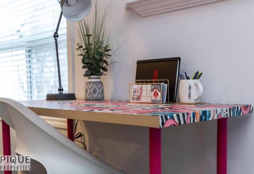 The Neon Palace   Kingbed   Fireplace   Netflix   Ug Park