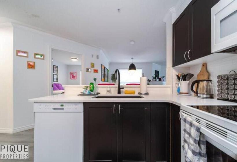 The Neon Palace   Kingbed   Fireplace   Netflix   Ug Park