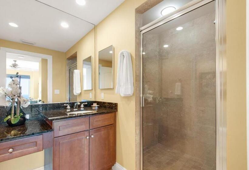 Beach Front Luxury, Amazing Views, Indigo East, 5 Stars,   2 Balconies , Guest Choice Award!