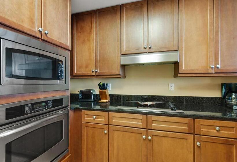 Beach Front Luxury, Amazing Views, Indigo East, 5 Stars,   2 Balconies , Guest Choice Award!