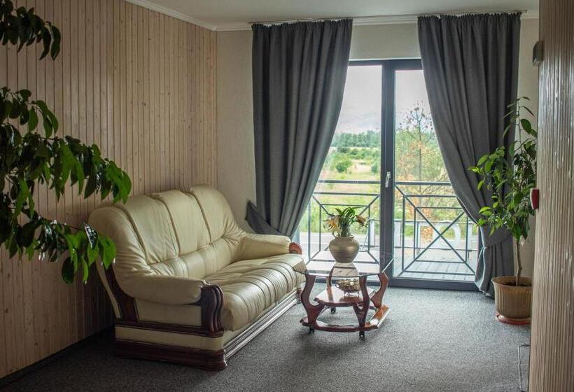 Отель готельно ресторанний комплекс фамілія