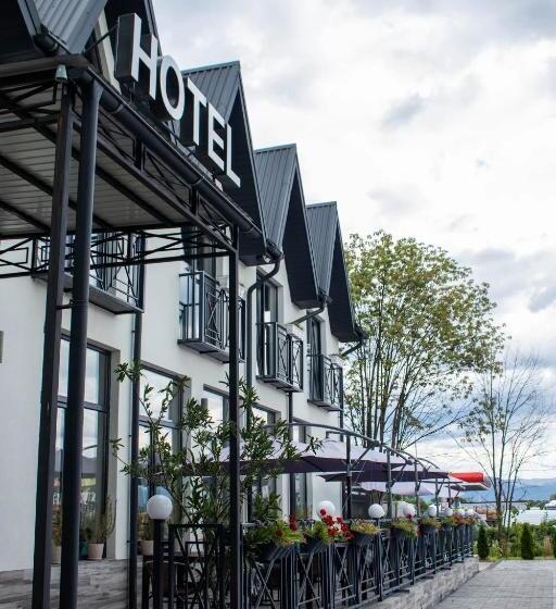 Отель готельно ресторанний комплекс фамілія