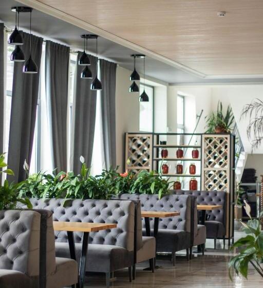 Отель готельно ресторанний комплекс фамілія