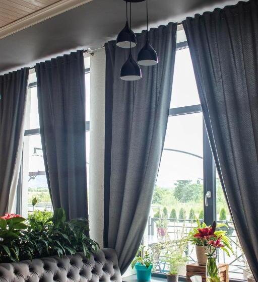 Отель готельно ресторанний комплекс фамілія