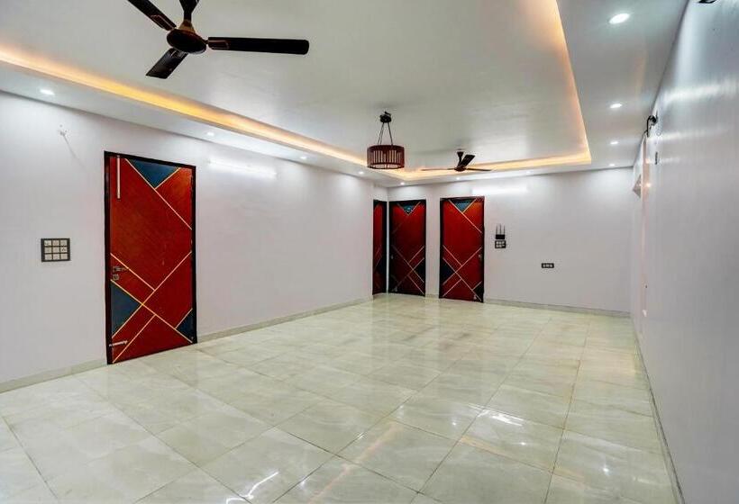 هتل Oyo 82107 Golden Inn