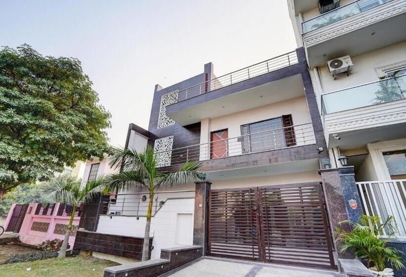 هتل Oyo 82107 Golden Inn