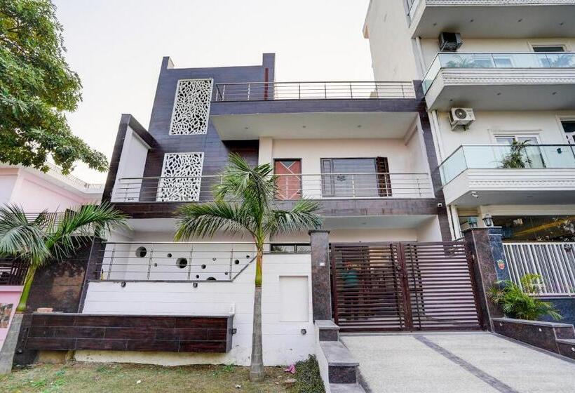 هتل Oyo 82107 Golden Inn