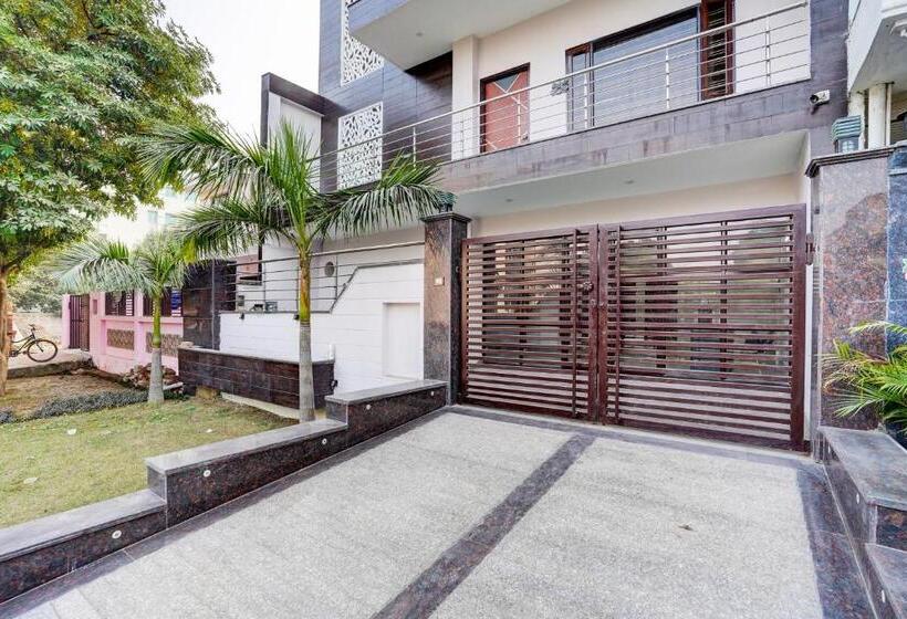 هتل Oyo 82107 Golden Inn