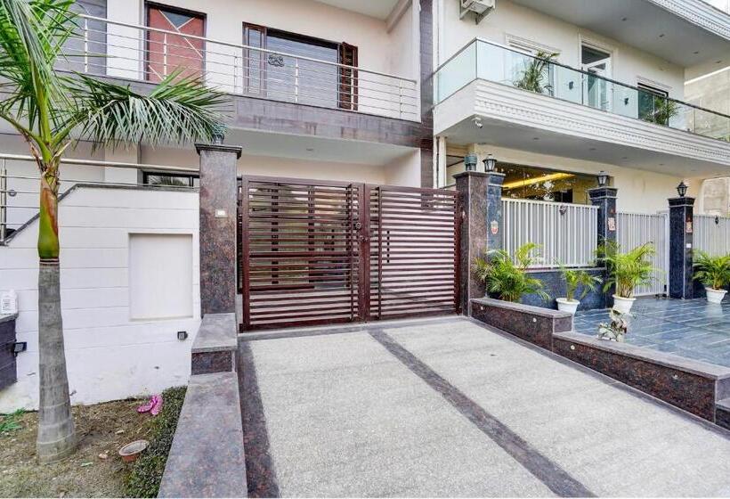 هتل Oyo 82107 Golden Inn