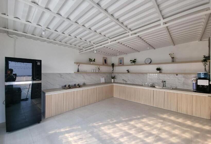 ホテル Oyo Life 93387 Sunarmi House