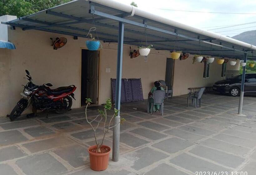 בית מלון כפרי Sri Kamakshi Bhavan