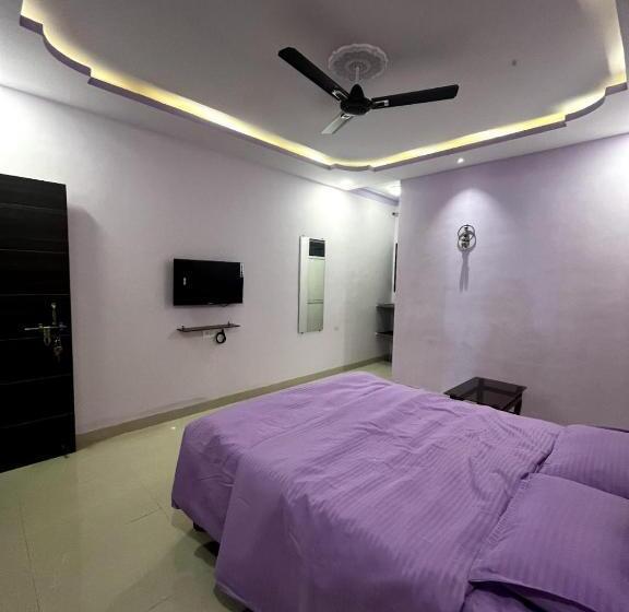 בית מלון כפרי Tarangan Resort