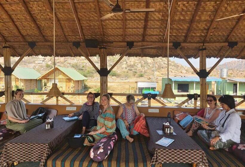 پانسیون Mowgli S Cafe Hampi & Guest House