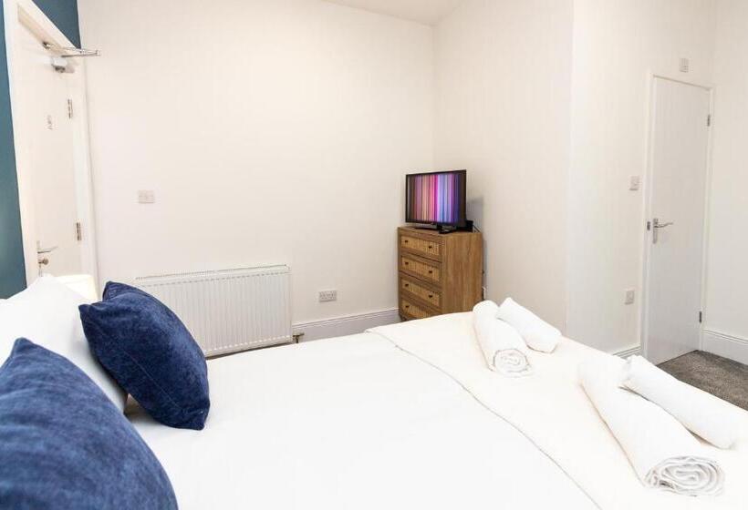 펜션 Cosy And Chic Ensuites In Oldham Sociable House