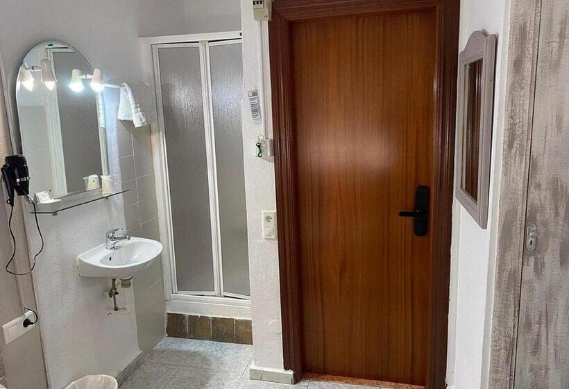 بنسيون Virgen Del Rocío