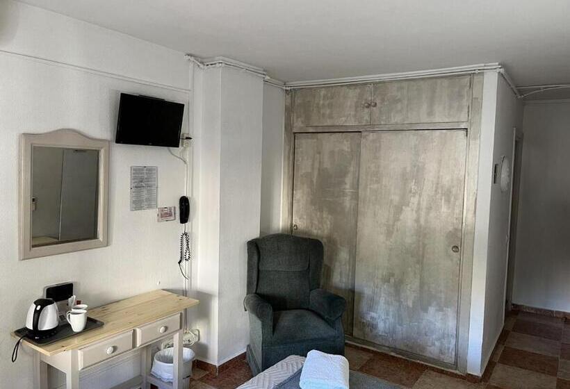 بنسيون Virgen Del Rocío