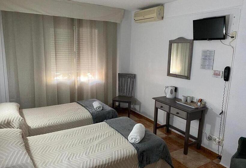 بنسيون Virgen Del Rocío