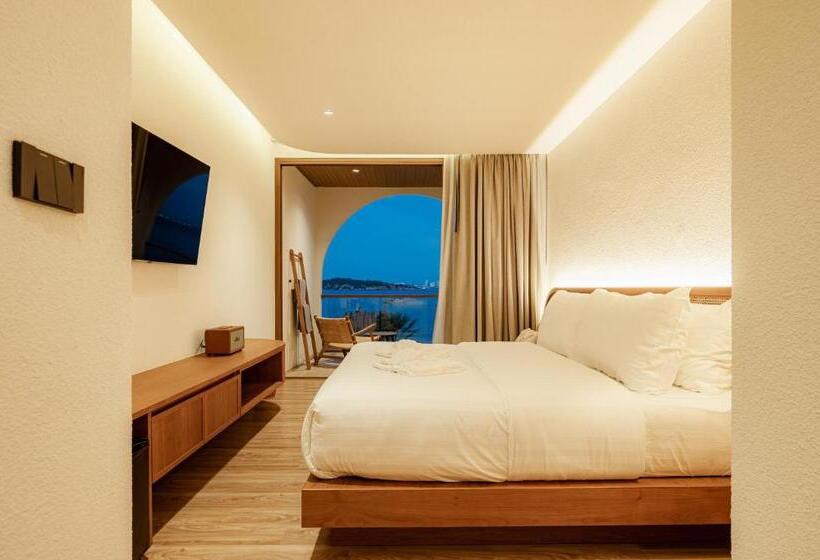 Tasana Bar And Luxury Resort