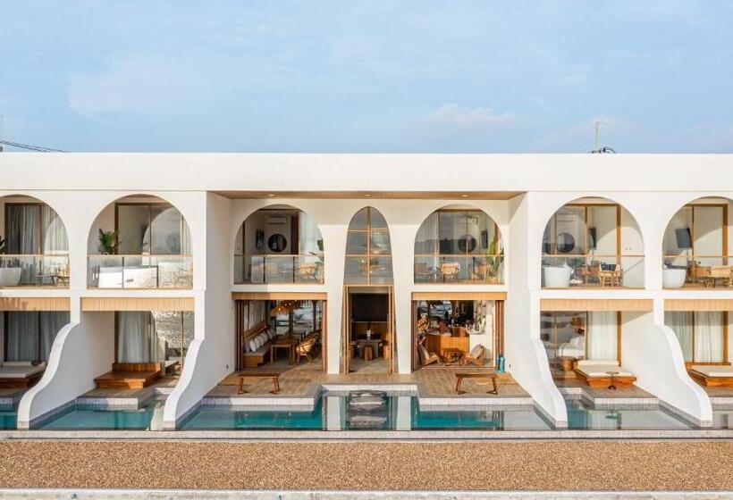 Tasana Bar And Luxury Resort