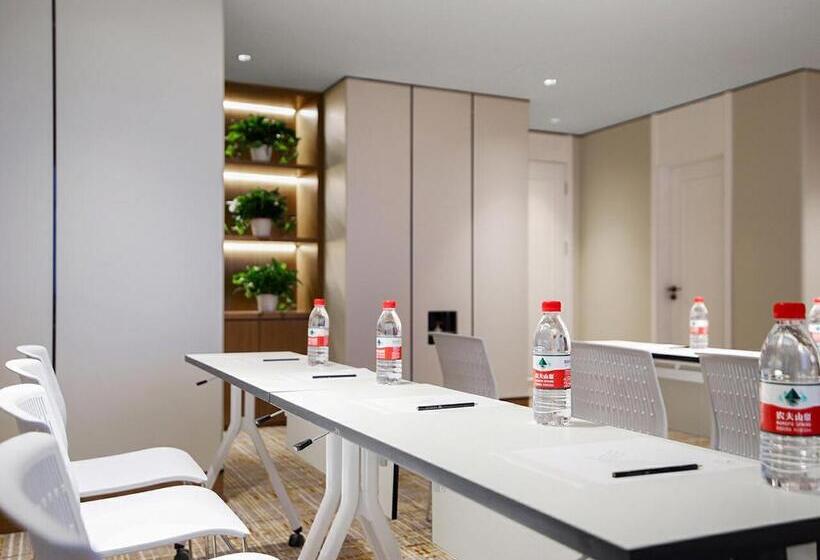 Vienna International Hotel Lanzhou Sasseur Outlets & Yellow Riverside