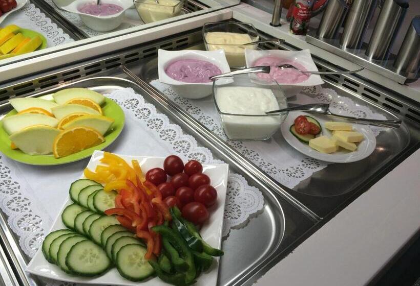 בית מלון כפרי Garni Am Goetheplatz