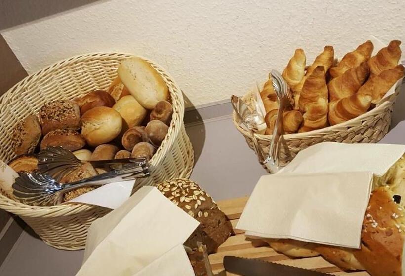 בית מלון כפרי Garni Am Goetheplatz